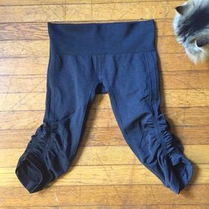 Lululemon in the flow crops sz 6